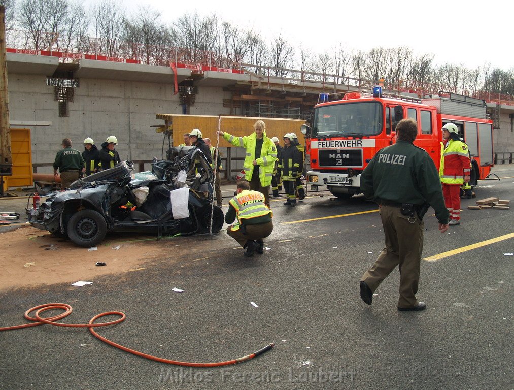 VU PKW unter LKW A 1 Rich Dortmund Koeln West AS Loevenisch P024.JPG